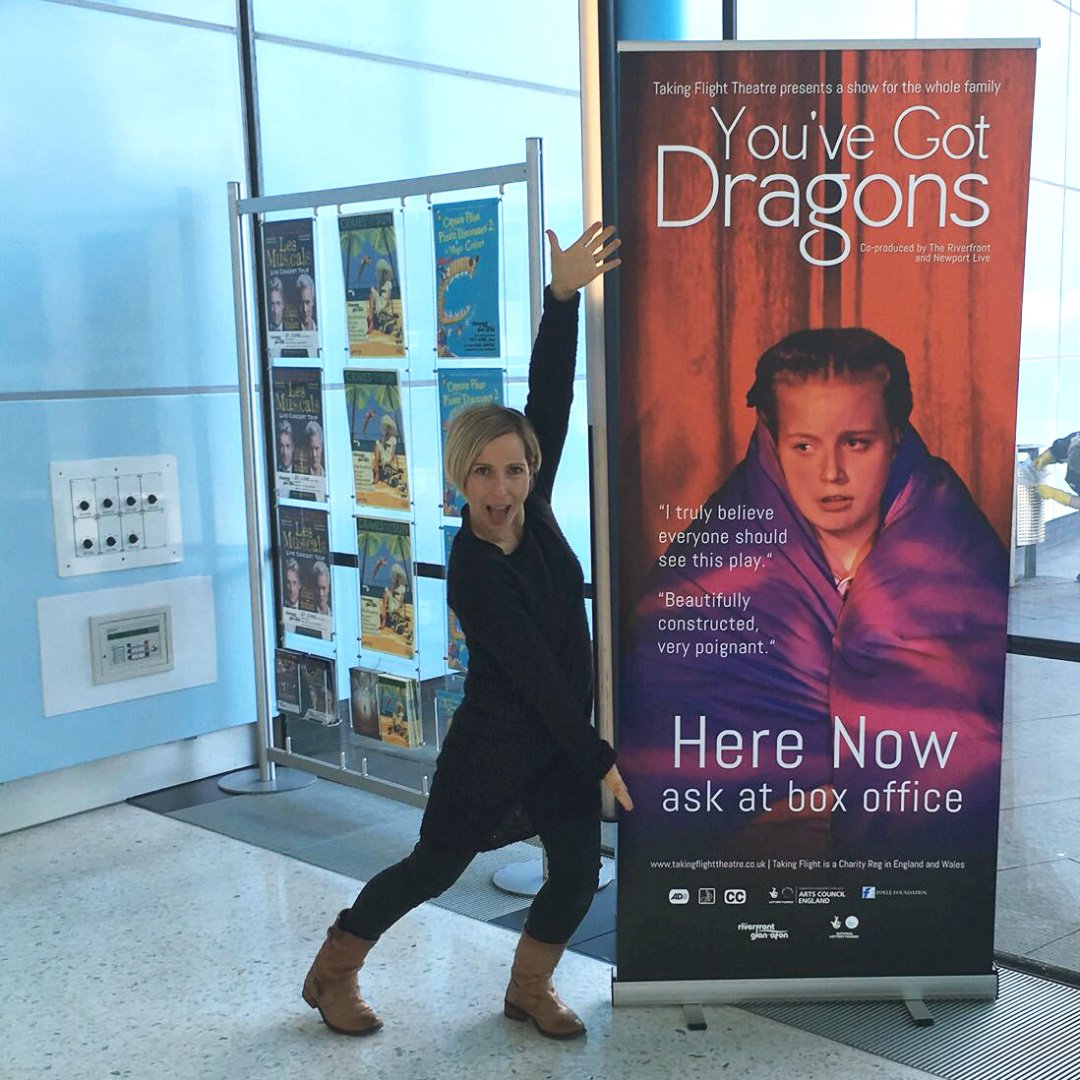 Saxoprint_de's tweet photo. „Drachen kommen, wenn man es am wenigsten erwartet. Du drehst dich um... und sie sind da.“ 🐲 Bei You've got Dragons handelt es sich um eine barrierefreie und generationenübergreifende Familienshow des @takingflightco Theaters. #SAXOPRINThero #rollupdisplay https://t.co/n8x54wHE4y