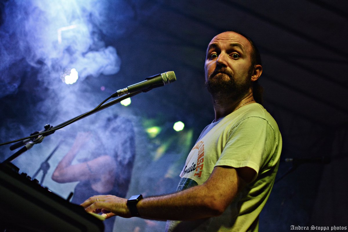 <a href="/pupkin_kabarett/">PUPKIN KABARETT</a> lunedì 6 maggio ore 20.33.
L’ospite a sorpresa annunciato da giorni sarà <a href="/maxino1980/">Maxino Cernecca</a>  , il musicista e paroliere triestino che stupirà il pubblico con le sue ‘canzoni espresse’, delle strabilianti ‘hit’ composte sul momento!!!!!!