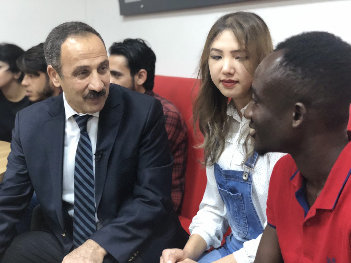 firatresmihesap's tweet photo. #Fıratüniversitesi Rektörü Prof. Dr. Kutbeddin Demirdağ, TÖMER de Türkçe eğitimi gören yabancı uyruklu öğrencilerle birlikte TRT Haberde yayınlanan “Gönüllü Elçiler” programı çekimlerine katıldı. @trthaber https://t.co/QLR3JEPO55