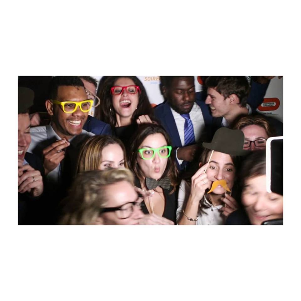 FlipbookFactory's tweet photo. C'est toujours un plaisir de capter des #sourires, nos #Flipbooks le font très bien ! En #séminaire ou en soirée d'entreprise, c'est le moment de vous lâcher ! On s'occupe d'enregistrer vos meilleurs souvenirs et de vous les rendre en Flipbook. https://t.co/MsdXBgRkt0 https://t.co/rwKqdUXAQr