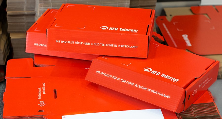 Gamma_DE_'s tweet photo. +++ Es kommt nicht nur auf den Inhalt an! 😉+++

 Sehr chic, oder? Unsere neuen auf #HFOTelecom gebrandeten #Kartons sind gerade angekommen. 
Und hinein passt unter anderem eure neue #FritzBox. . Gute Reise und allzeit  fehlerfreies Funktionieren wünscht die HFO-Box! 😉 https://t.co/vSFHWP52yj