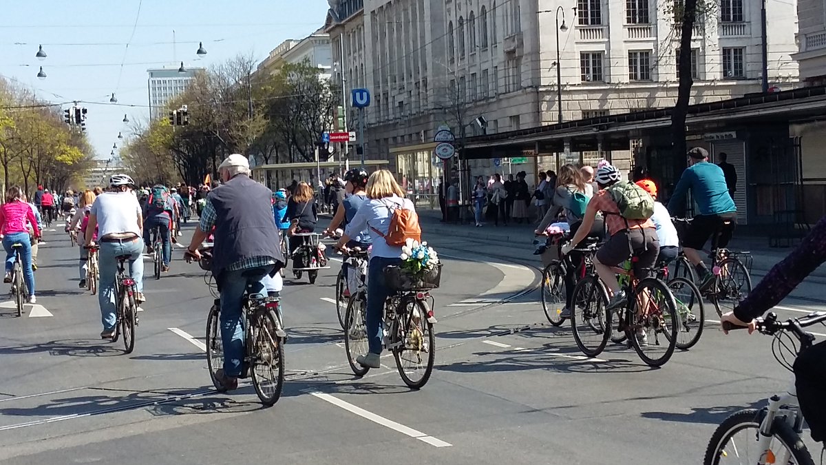 Move naturally!

#walking or #cycling improves your health and supports decarbonising #urbanmobility!

How to make 🚶🏽‍♀️ and 🚲 more safe and even enjoyable in your city?
Check out our iNUA Papers: 
🚶🏿‍♂️🚶🏽‍♀️bit.ly/2PkJxJp 
🚲bit.ly/2yCBFso

#wearetransport