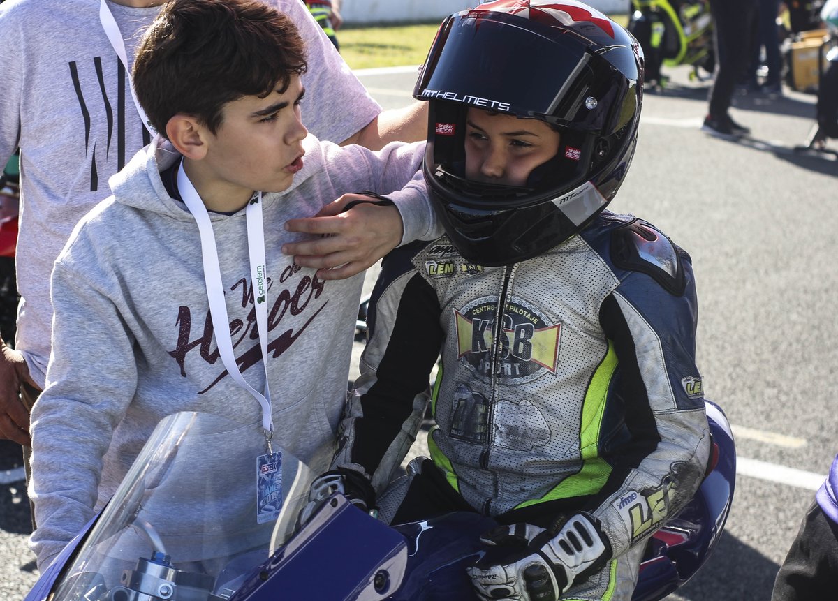 IgaxTeam's tweet photo. 🥰 El más pequeño, recibiendo los consejos de todo un 'Subcampeón de España' 😌
Somos un EQUIPO, somos IGAX TEAM 💙
🌟 #DavidReal & #MarcosLudeña 🌟
#ESBK #IgaXRiders #PreMoto3 #85GP https://t.co/PpVMjAGict