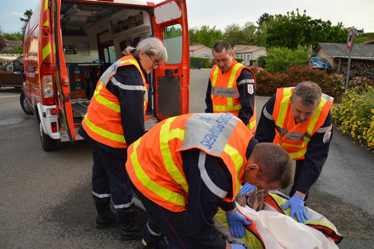 Sdis32's tweet photo. Les #sapeurspompiers de #valencesurbaise en manoeuvre hier soir, pourquoi pas vous ? Contact : Adjudant Julien Boison, chef de centre de Valence /  cdc.valence@sdis32.fr / 06.86.87.26.67 - SDIS 32 Service Volontariat /  volontariat@sdis32.fr / 05.42.54.12.11 @Sdis32 https://t.co/wW2KN1DsR0