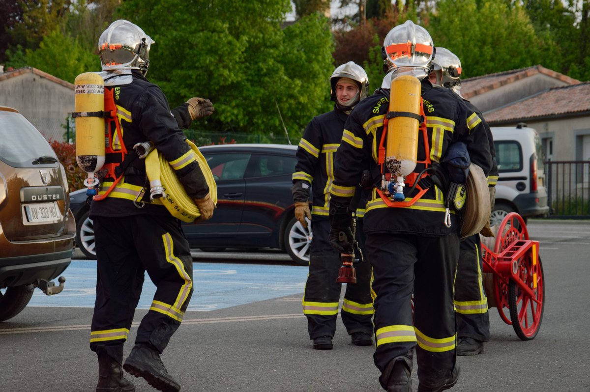 Sdis32's tweet photo. Les #sapeurspompiers de #valencesurbaise en manoeuvre hier soir, pourquoi pas vous ? Contact : Adjudant Julien Boison, chef de centre de Valence /  cdc.valence@sdis32.fr / 06.86.87.26.67 - SDIS 32 Service Volontariat /  volontariat@sdis32.fr / 05.42.54.12.11 @Sdis32 https://t.co/wW2KN1DsR0