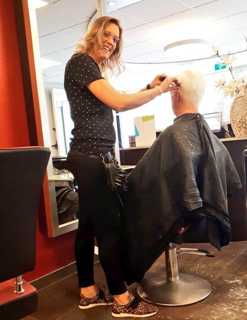 Vieth_Haarmode's tweet image. Meet our team member: Inge! ✂️🙌 #welcometotheteam #TeamVieth #Haarmode #Hardenberg
