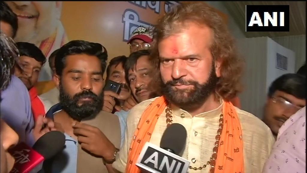 Hans Raj Hans, BJP candidate, on AAP’s allegations that he converted to Islam&can’t fight from reserved seat:Jhoote aadmi ne phir jhoot bola.Gandagi ki paribasha ko ujagar karne wale shakshiyat ko dekhna hai toh vo Kejriwal hai.Defamation ka case karenge aur SC/ST ka Act lagaenge