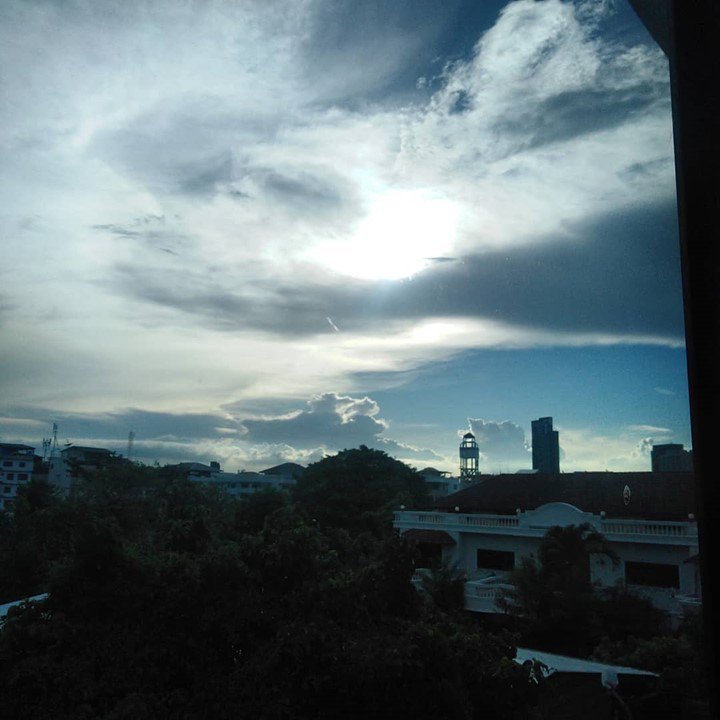ake147's tweet image. สวยดีได้ฟิล​  ... ฟิลไหน?  #art​วันละนิด​  #sky #cloud #blue