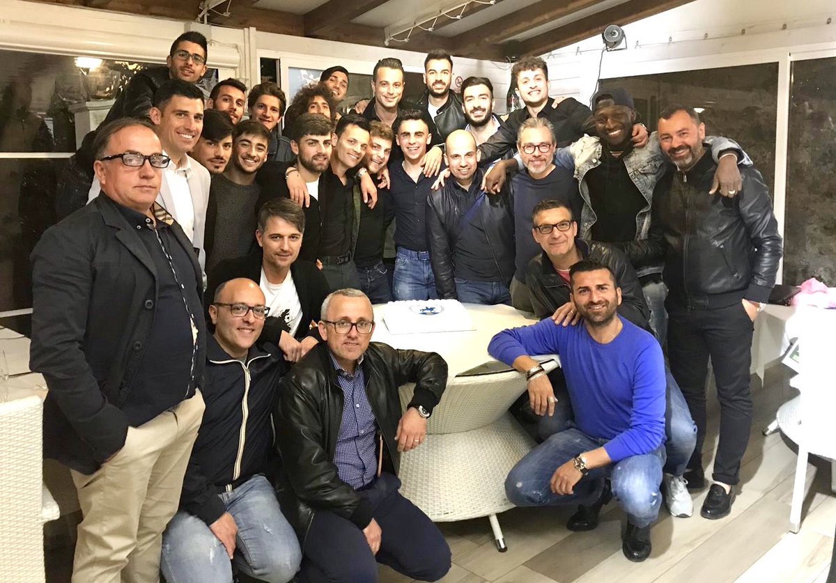 manfredoniafc's tweet photo. E quindi ci lasciamo così, oggi, con un mix di intense emozioni. Lacrime, rabbia, gioia, festeggiamenti...la condivisione di ogni singolo istante, da vera #FAMIGLIA. Perché NOI questo siamo e questo saremo, sempre.💙
Il futuro? È tutto da scrivere, ma con un solo colore: il blu! https://t.co/SMKIqAUKV1
