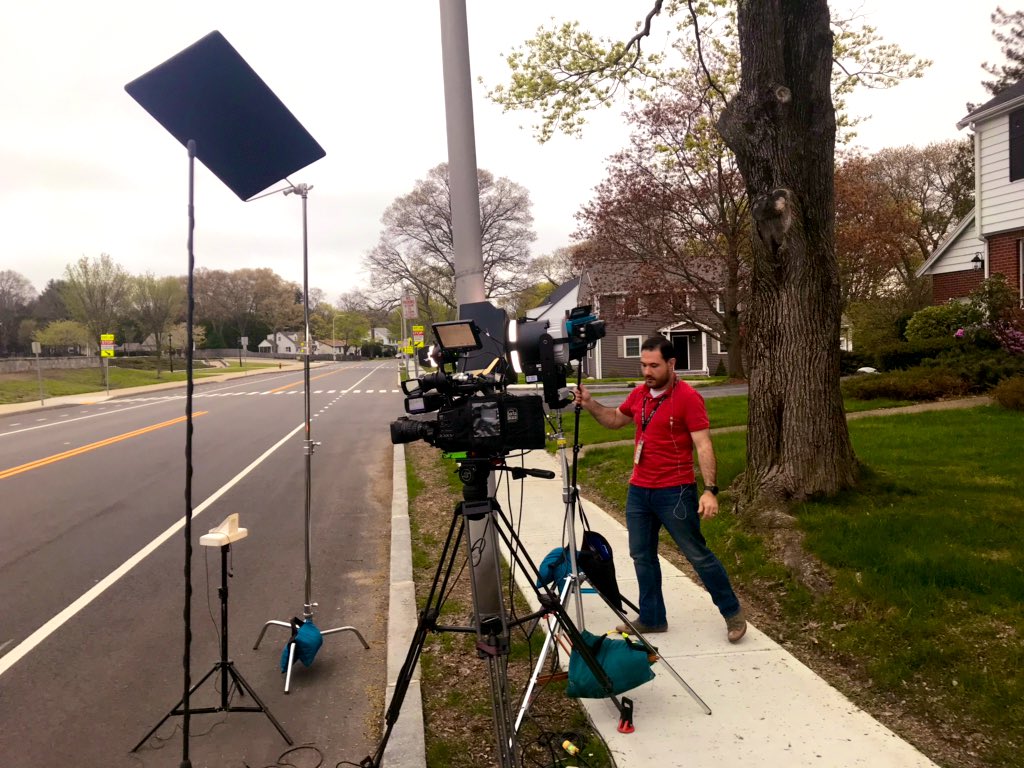 NiaAClark's tweet image. Live shots are about 1 min &amp;amp; 30 secs but #photographer @jairoslemes spends lots of time setting up/breaking down this 3-point lighting system. Most people don’t 👀 the work our behind-the-scenes team does to make TV news look pretty. 👏🏽👏🏽 &amp;amp; 👒 off to them.
#TVNews #3pointlighting