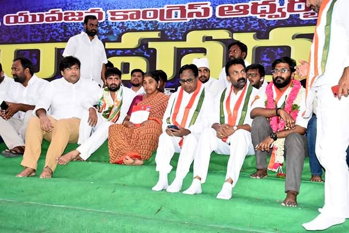 IYCTelangana's tweet photo. విద్యార్థుల ఆత్మహత్యలు, ఇంటర్ బోర్డ్ వైఫల్యం, #TRS ప్రభుత్వ నిర్లక్ష్య ధోరణికి నిరసనగా @nsui & #YouthCongress ఆధ్వర్యంలో 48గంటల నిరాహారదీక్ష రెండవరోజు మద్దతు తెలిపేందుకు వచ్చిన మాజీ పీసీసీ అద్యక్షులు పొన్నాల లక్ష్మయ్య గారు #JusticeForStudents #IYCwithStudents #KCRFailedTelangana https://t.co/jHu7KAwmRe