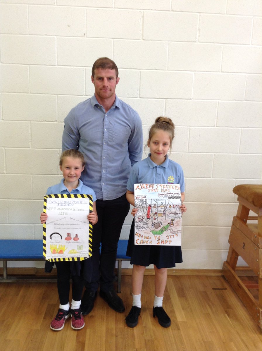 penybryntywyn's tweet image. Llongyfarchiadau i Anae a Lia am ennill cystadleuaeth i greu poster diogelwch safle adeiladu gan @WilliamsHomes_  Mae'r ddwy wedi ennill taleb £15 Argos. Da iawn chi a diolch i Ilan Rowlands am ddod i feirniadu! @CyngorGwynedd #diogelwch @Siarteriaith