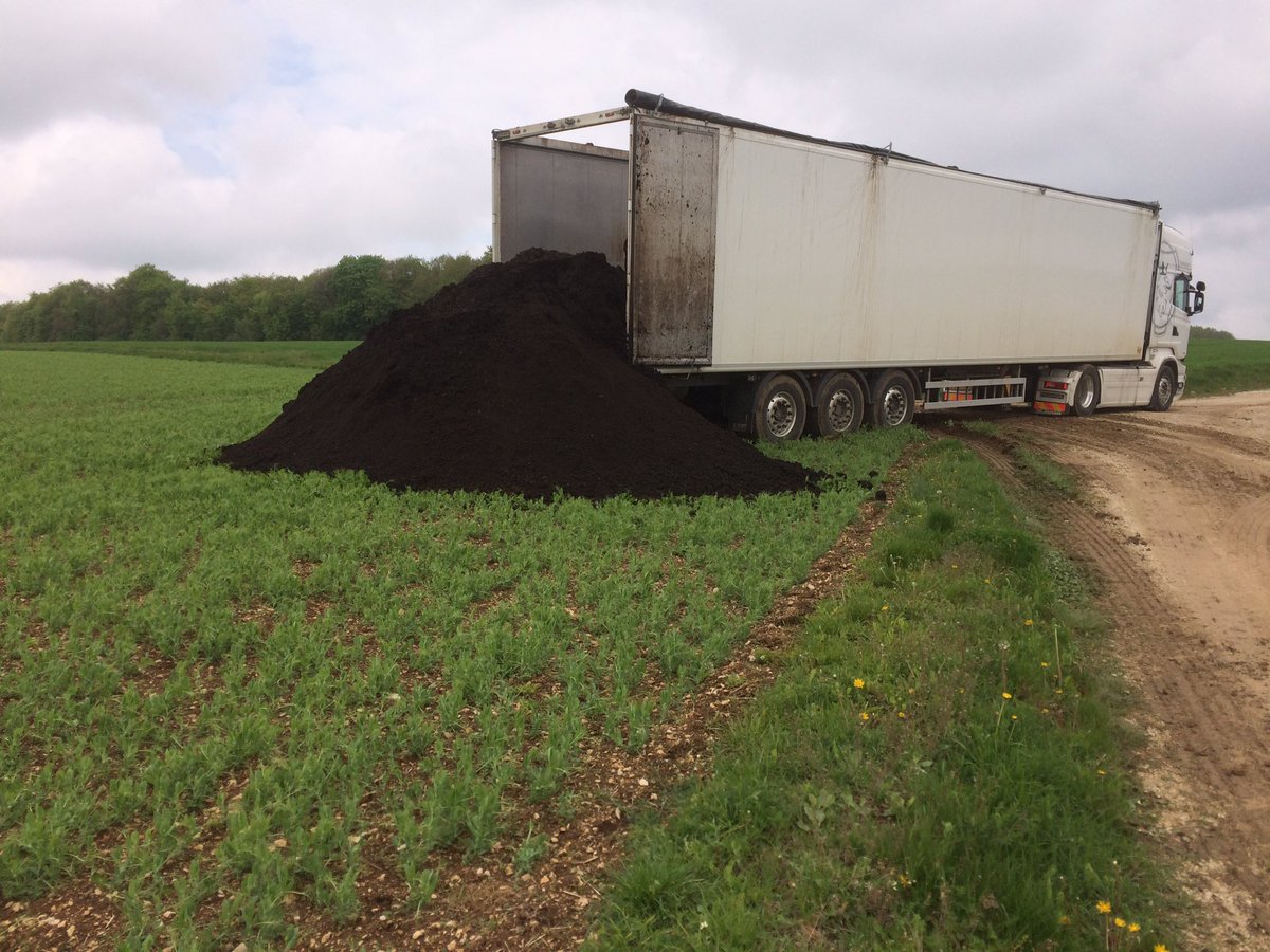 bigard_q's tweet image. Livraison du dernier camion de #CompOrg ! De l’organique pour mes cultures ! 🌾 #Moisson2020 ! 😀