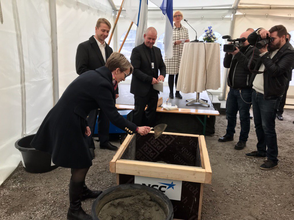 Hieno tilaisuus - muurasimme tänään Lahden ksylitolitehtaan peruskiven. #fazerksylitoli #northernmagicmadereal #kaura #Lahti