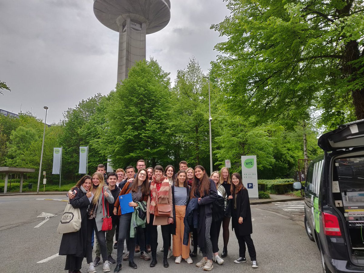 Helemaal klaar voor ons bezoek op de redactie van <a href="/vrtnws/">VRT NWS</a>  met alumnus en eindredacteur <a href="/bram_callens/">Bram Callens</a> en onze enthousiaste studenten <a href="/ComScienceKUL/">Communication Sciences KU Leuven</a>