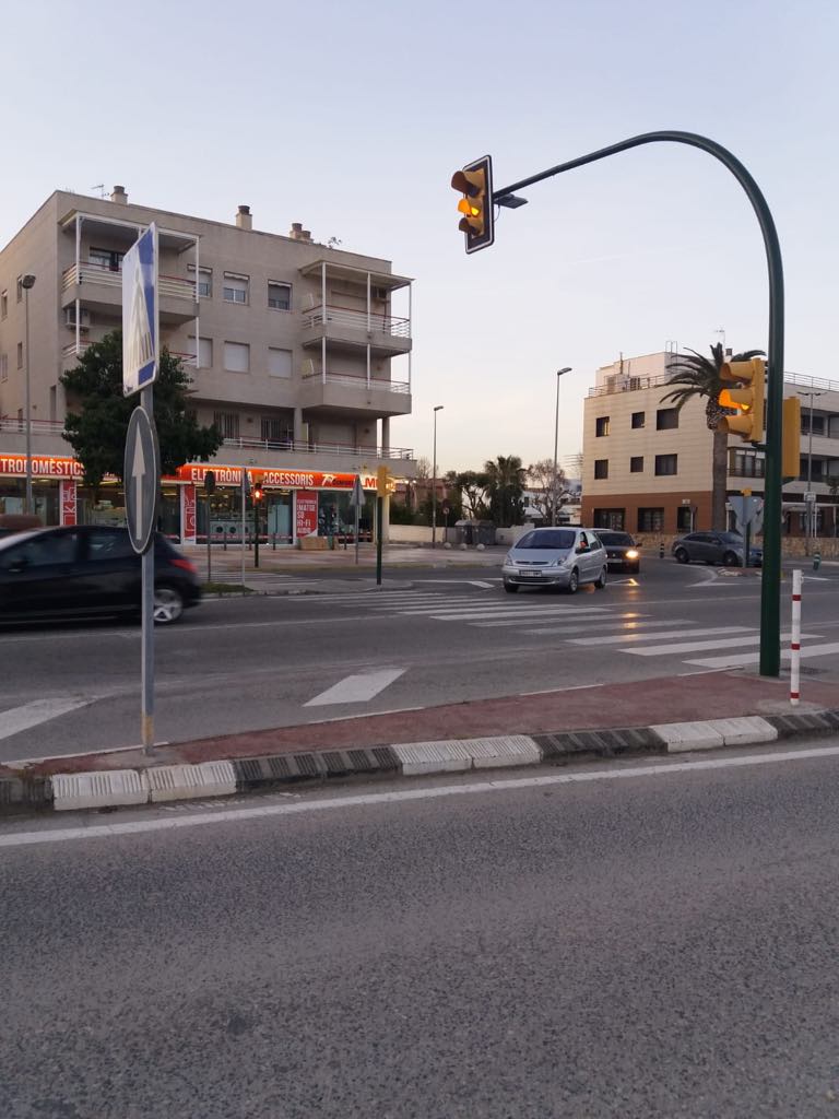 IRiambau's tweet photo. Semàfors al mig de la carretera que no tenen sistema acústic per a les persones amb discapacitat visual. #sharediversitas #diversitatuoc1 https://t.co/inwJGgVCzU