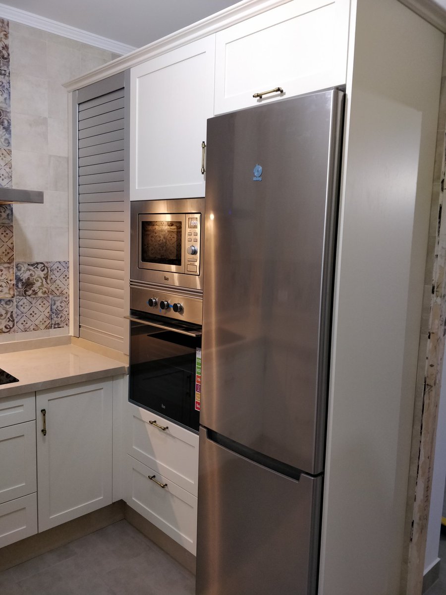 MCocinasJimenez's tweet photo. Cocina en madera de roble, encimera Rak new marfil https://t.co/ViLYMYhv3E