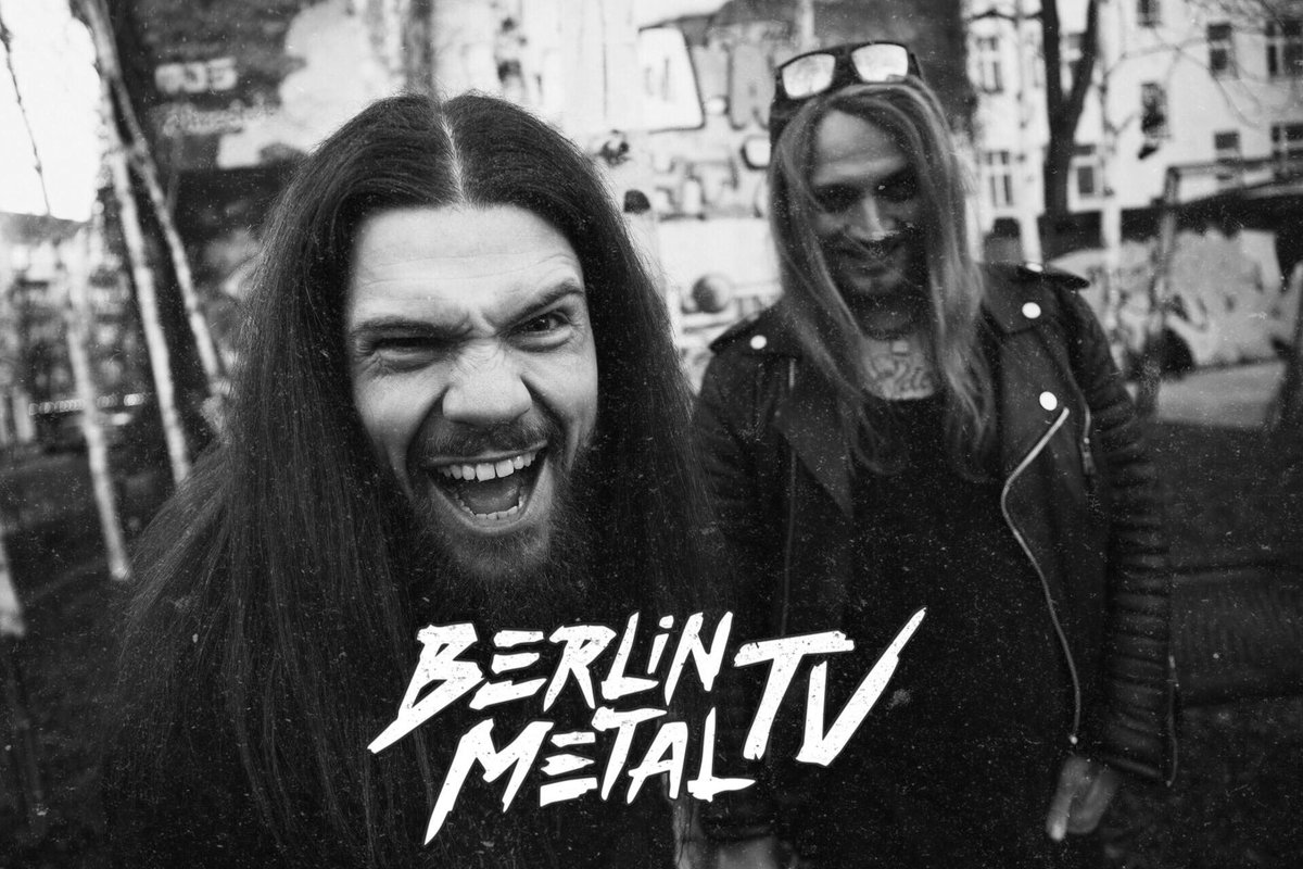 Armin grüßt freundlich und @AxelOneOfficial schleicht sich schelmisch an 🥠 @BerlinMetalTV kommt zurück! #berlinmetaltv #berlinmetal #bmtv #axelone @vollvincent