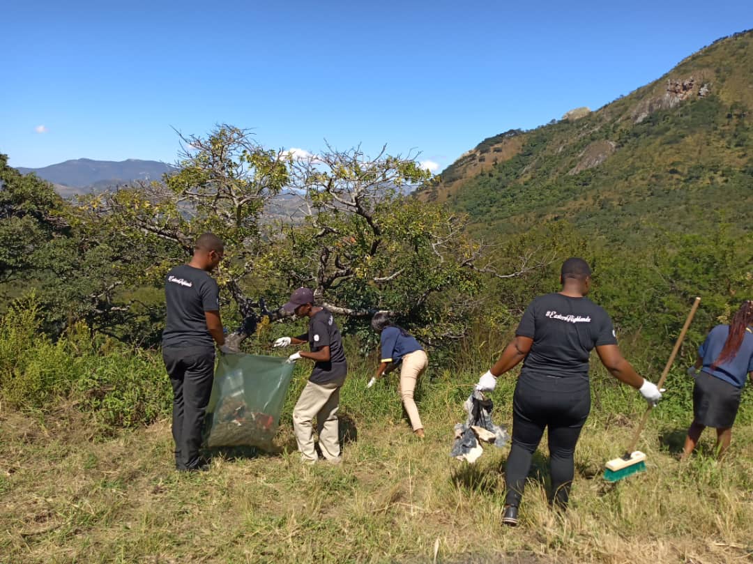 ZtaUpdates's tweet photo. The unparalleled scenic #EasternHighlands, the freshness in an even cleaner environment is second to none! #CleapUpFriday at #ChristmastPass #Mutare.
#MyEnvironmentMyPride #VisitEasternHighlands #VisitZimbabwe #AWorldOfWonders #BestInTravel2019 https://t.co/h9Bdx74Iqk
