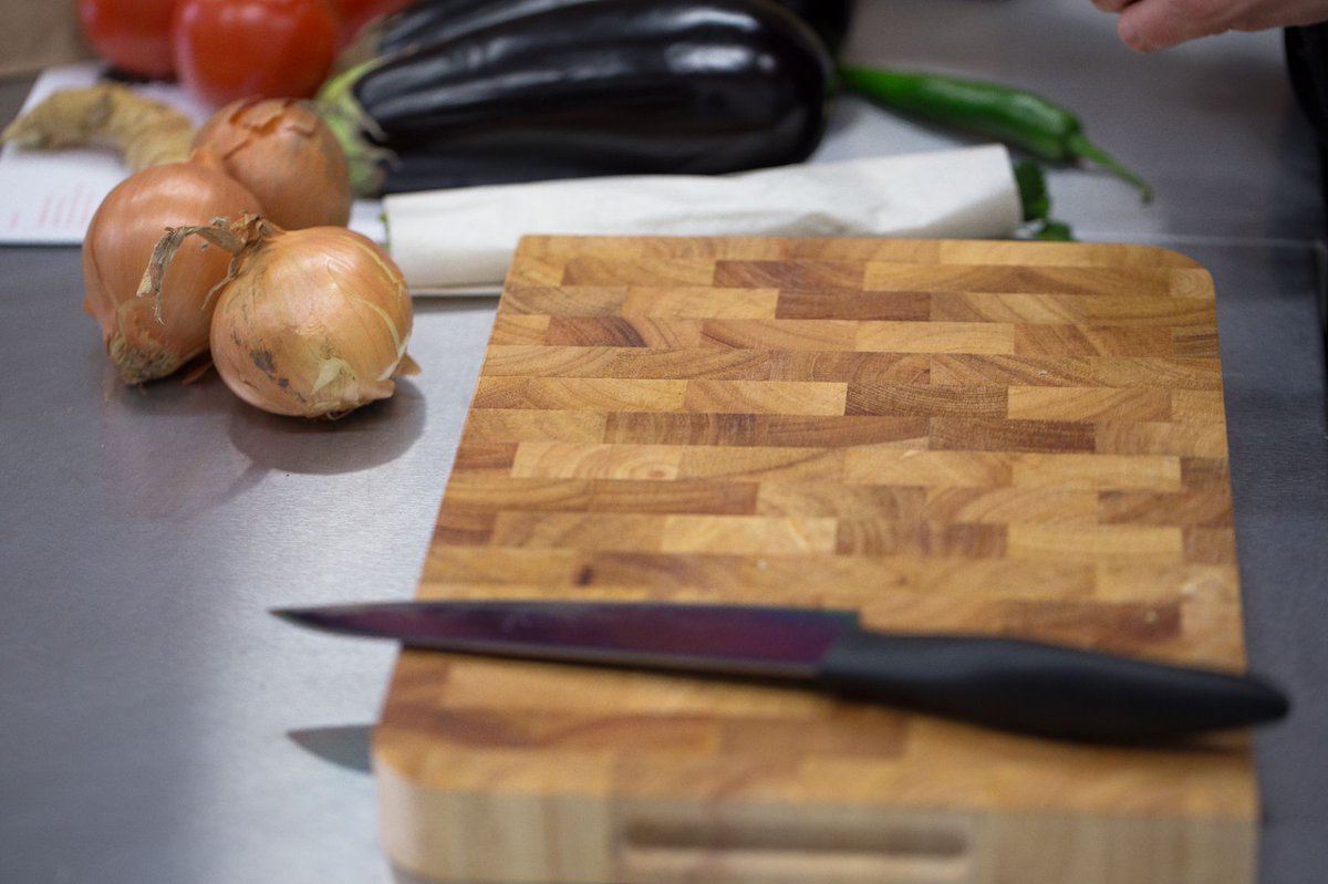 All you need to make this month's dish of Baingan Bharta with parsnip thoran, onion pea pulao and #chapatis is a few kitchen staples and a willingness to learn 👌🍴
#thekariclub #makethis #cooklikeapro #realindianfood #goodmoodfood #foodie thekariclub.com/the-box/?utm_s…
