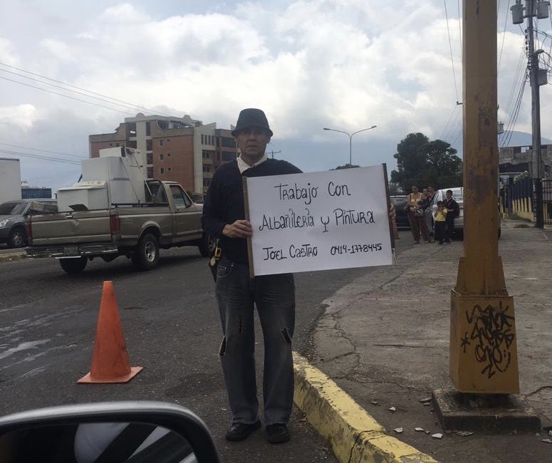 gabozo2's tweet photo. Hola amigos me pueden ayudar con un RT para conseguirle trabajo a este señor. 🙏🏼

Lleva días en la calle con su cartel tratando de conseguir un trabajo que asegure el bienestar de su familia. 

Está en San Cristóbal. 

Joel Castro 0414-1778445 https://t.co/x7ikhtq4Fw