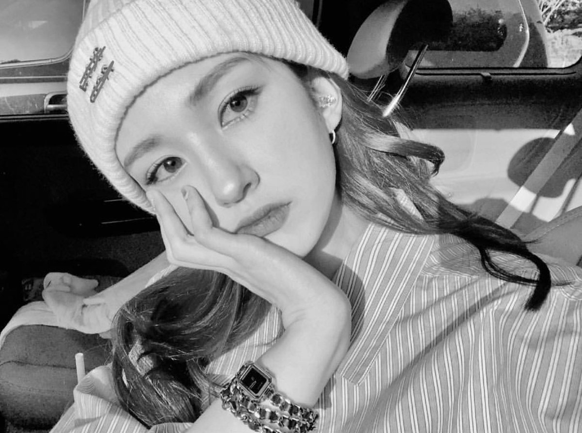somifashion's tweet photo. 190504 인스타그램 #소미 #Somi #somifashion
👏👏👏
모자
￦22,000 SLOWACID
[Logo beanie]
https://t.co/2CVAnT56tl
시계
￦5,670,000 CHANEL
[프리미에르 락 시계]
https://t.co/amQhOC5l0W https://t.co/rDMegciBS2