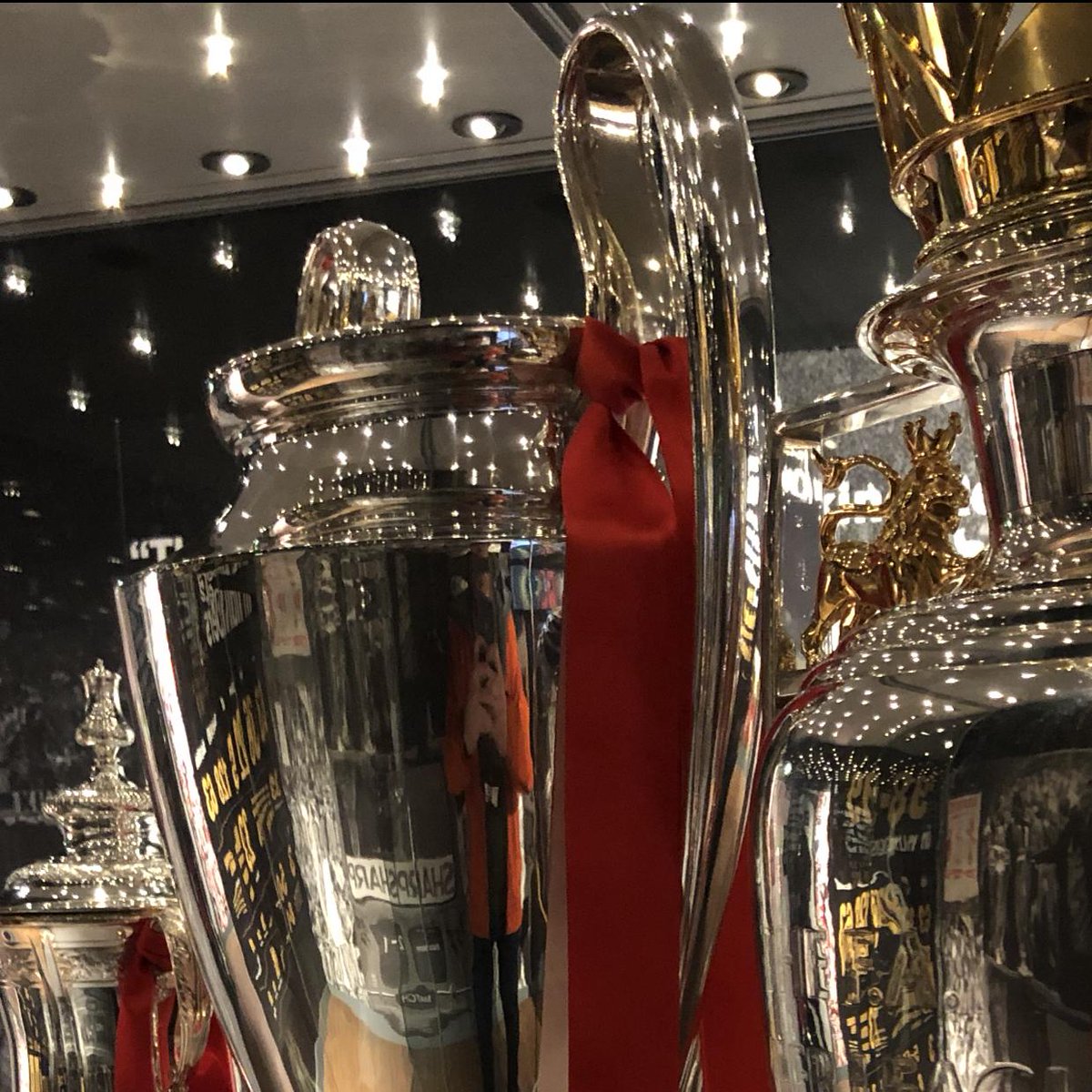 ManUtd_ID's tweet photo. Didedikasikan untuk momen Treble yang bersejarah pada musim 1998/99, pameran #MUmuseum baru kami telah dibuka sekarang! ๐๐๐ https://t.co/qVnFyMhOWo