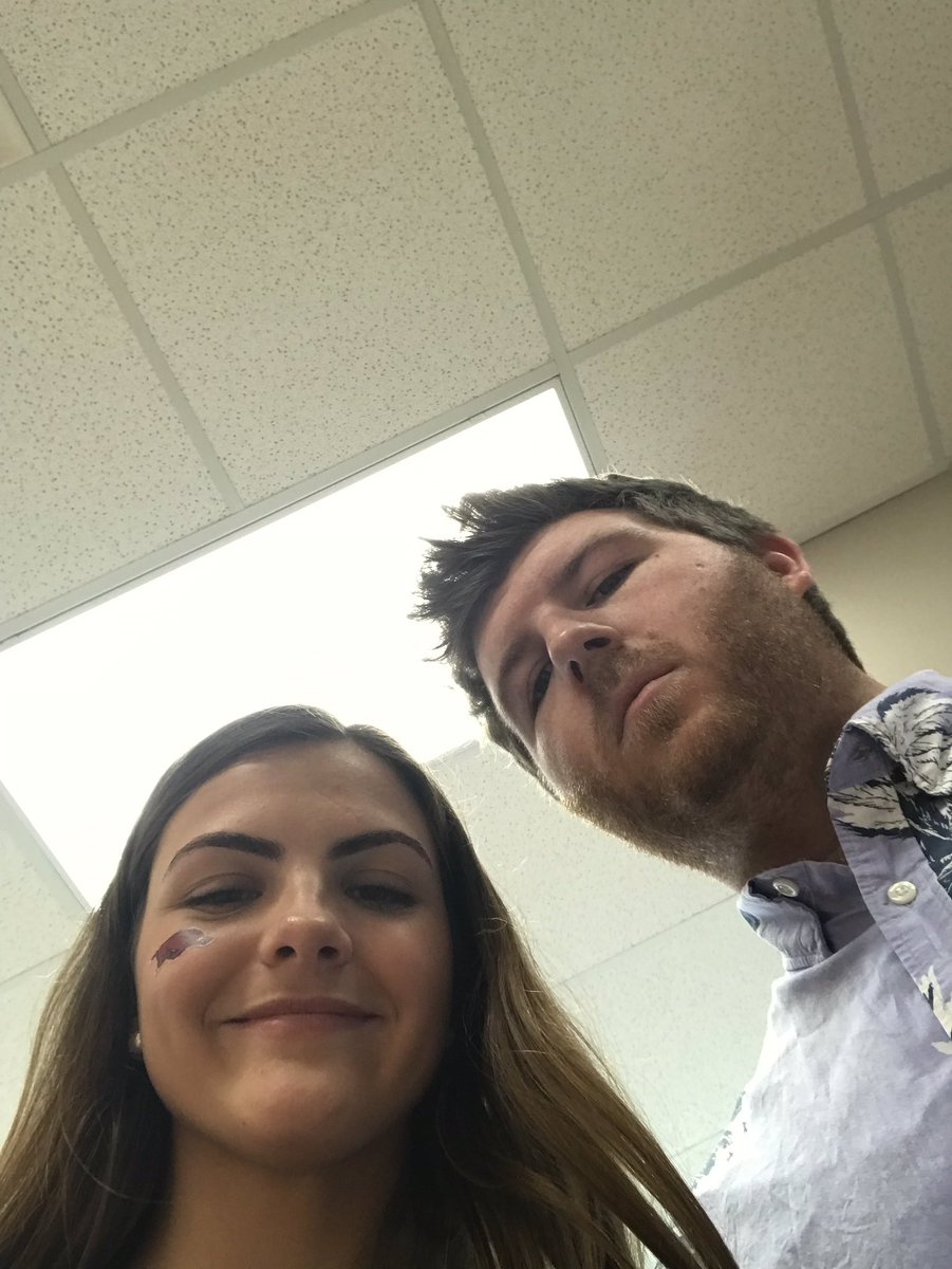 kateepillow's tweet photo. last day w my fav hair twin https://t.co/5dGPDGwE2S
