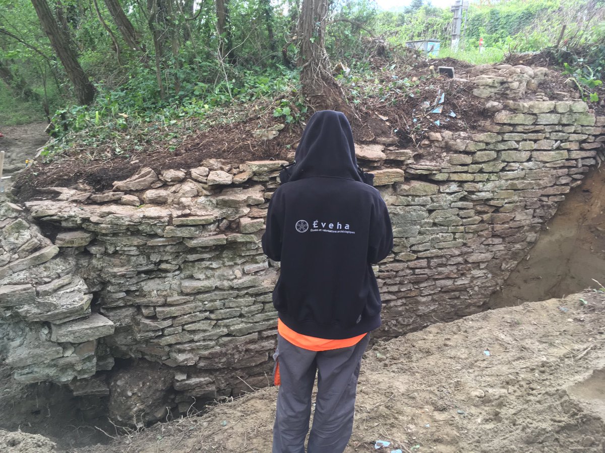 YannickTey's tweet photo. Les sondages archéologiques se poursuivent sur les sarrasinières de #Neyron dans l’#Ain et les résultats sont d’ores et déjà très enthousiasmant #Eveha #TonySilvino #archeo #TeamRomain https://t.co/2J3kMdO74a