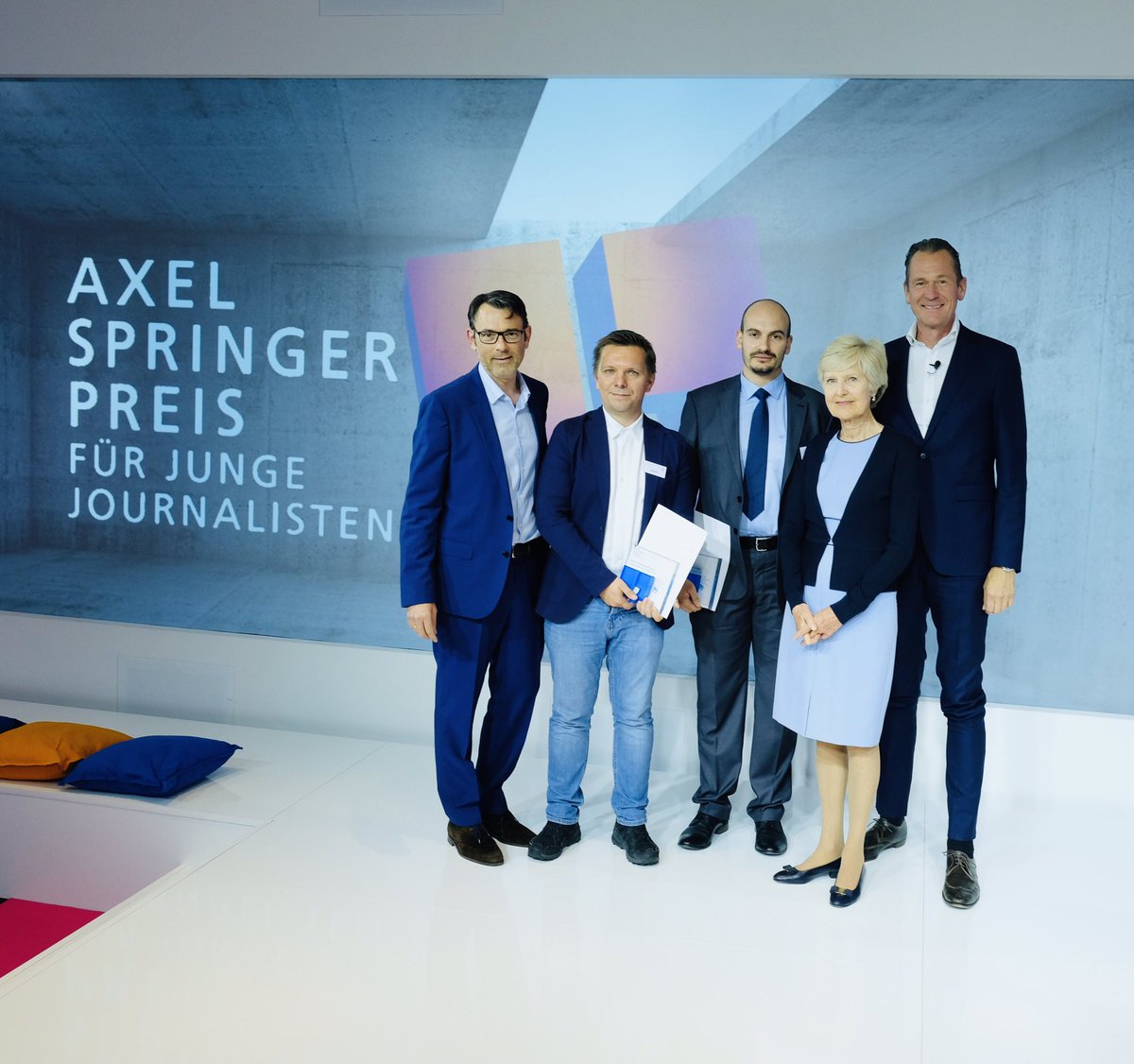 Ein starkes Zeichen: Am Vorabend des internationalen #Pressefreiheit Tages haben @asakademie &amp; <a href="/axelspringer/">Axel Springer SE</a> beim #aspreis19 den „George-Weidenfeld-Sonderpreis für mutige Recherche“ vergeben, an das Reporter-Team <a href="/Biro_A/">Biro Attila</a> und @Dimitar96914523 : axelspringer.com/de/presseinfor… <a href="/ECPMF/">European Centre for Press and Media Freedom</a>