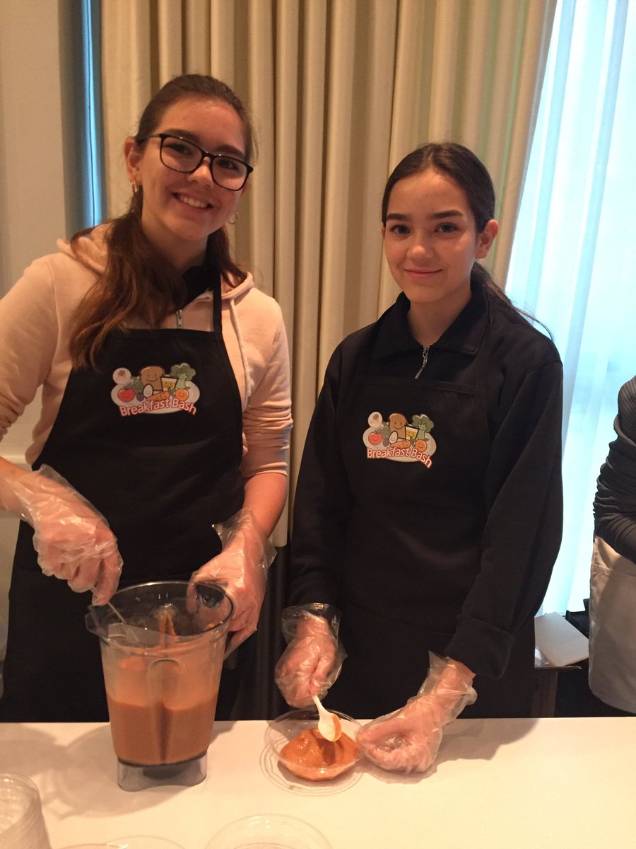 _MsJasmin's tweet photo. We had so much fun making smoothie bowls this morning with the STA breakfast club crew! Nutritious AND delicious! 🍌🍓🍒🥑🍴😋@Ms_JMaciel @HaltonFFT @STAOakville #BreakfastBash2019 https://t.co/PDE3CJAiDa