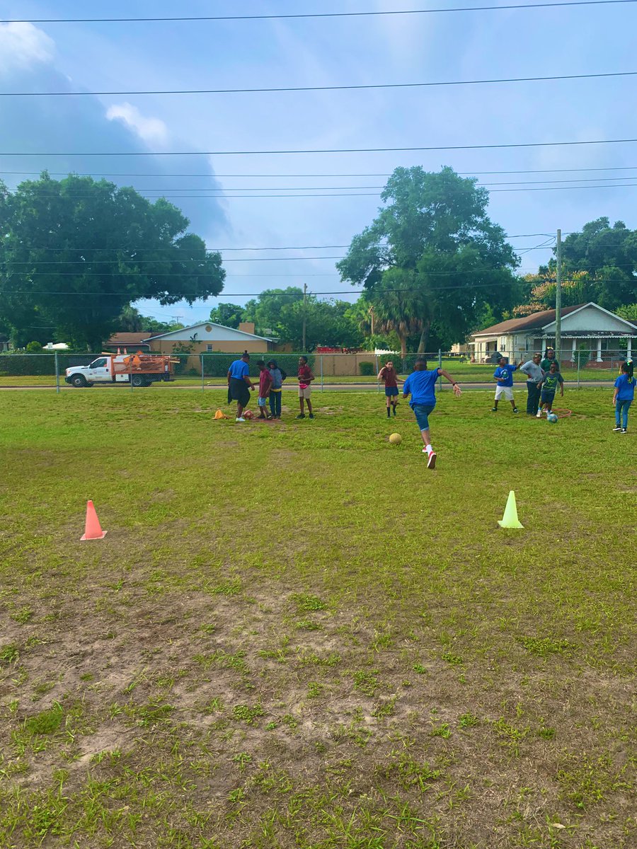 LockhartMagnet's tweet photo. Our Cougars are having a blast out at field day!! Thank you Coach McGregor for planning such a fun day! #BuildingHeartsBuildingMinds #WeClimbTogether @AchievementSch @SDHCMagnet https://t.co/JTecUc2hjS