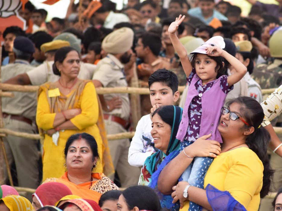 BJP4Rajasthan's tweet photo. आपके उज्ज्वल भविष्य लिए हम अपना वर्तमान न्यौछावर करते हैं। आपकी मुस्कान के लिए हम अपनी सारी खुशियां दांव पर लगाते हैं। बीकानेर में आयोजित विजय संकल्प रैली की शोभा बढ़ाने के लिए भाजपा के इन नन्हे सिपाहियों को ह्रदय से धन्यवाद। #ModiJahanVikasWahan https://t.co/OZvNsmTn5y