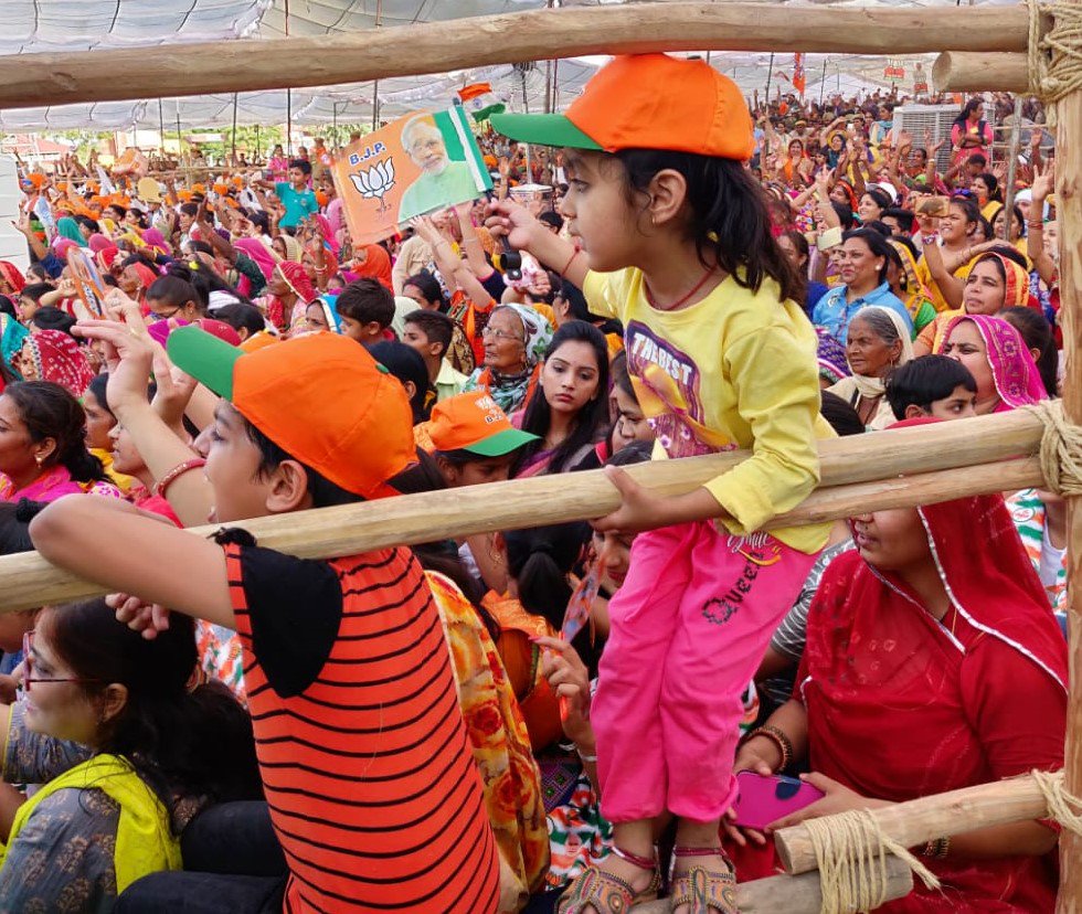 BJP4Rajasthan's tweet photo. आपके उज्ज्वल भविष्य लिए हम अपना वर्तमान न्यौछावर करते हैं। आपकी मुस्कान के लिए हम अपनी सारी खुशियां दांव पर लगाते हैं। बीकानेर में आयोजित विजय संकल्प रैली की शोभा बढ़ाने के लिए भाजपा के इन नन्हे सिपाहियों को ह्रदय से धन्यवाद। #ModiJahanVikasWahan https://t.co/OZvNsmTn5y