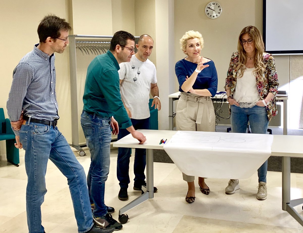 SuseleCortes's tweet photo. Experiencia de diez, diagnóstico con tratamiento innovador de quince y, compañeros y dinamizadores de veinte #InnoClinic 🔝🔝 Cc @rosaenelmundo @InnovacionOT @IAAPJunta @DipuHU 
La ilusión, alegria, curiosidad, y expectativas del encuentro se han visto altamente satisfechas! https://t.co/Ot1dXzXNf2