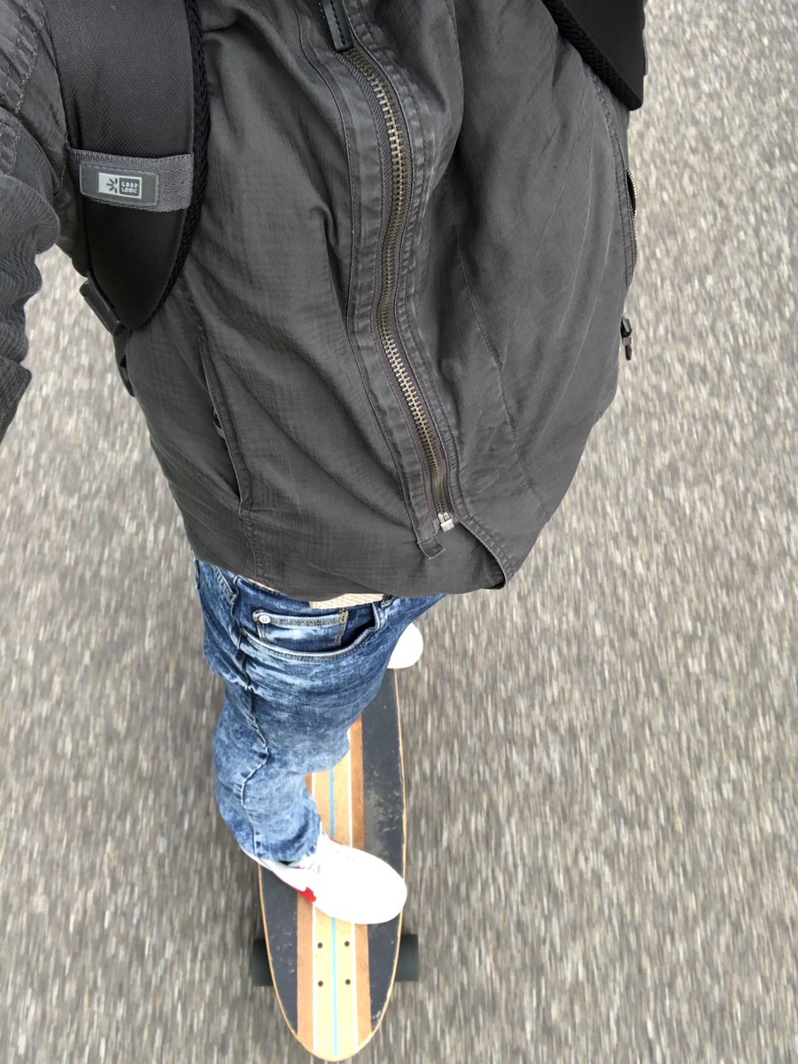 tavenier's tweet photo. Lekker dicht bij kantoor wonen #skatetowork #longboard #lekkergeenfile #Vleuten #hetLint https://t.co/ntxVK4GfFx
