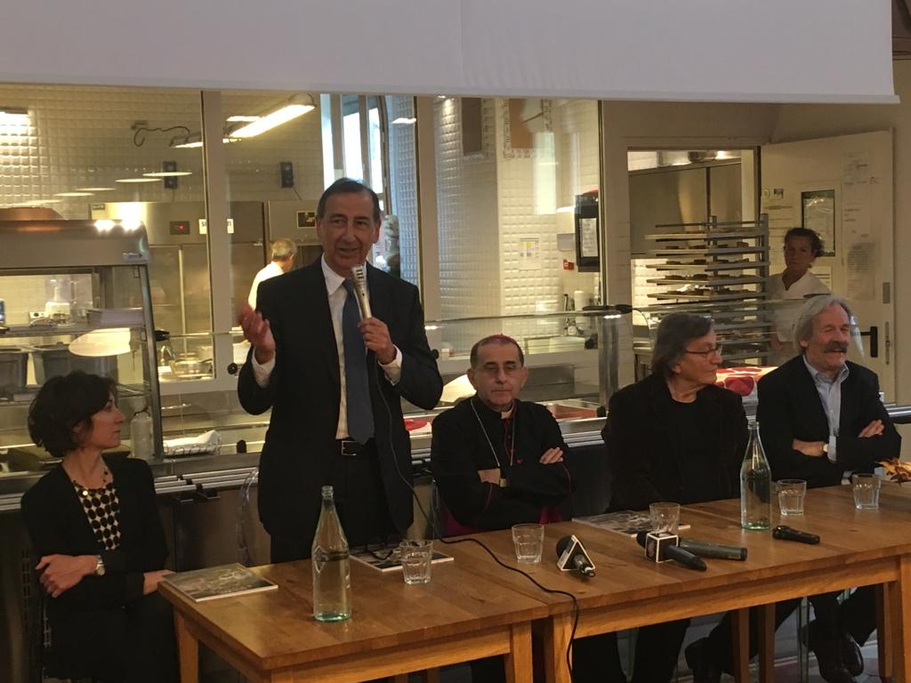 milanofoodcity's tweet photo. Oggi #MilanoFoodCity al Refettorio Ambrosiano con l’Arcivescovo di Milano, mons. Mario Delpini, il Sindaco @BeppeSala e l'assessore @cristajani 👉🏻 Il Refettorio si conferma ancora una volta il luogo simbolo dello sforzo collettivo di Milano per la lotta allo spreco alimentare. https://t.co/p4RkmxyPwk