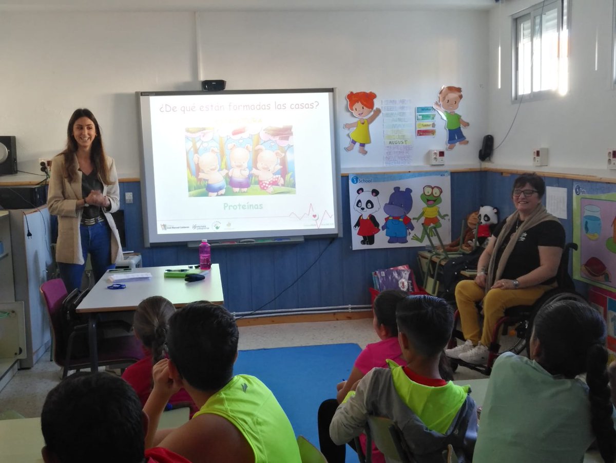 FundacionJMC's tweet photo. Vuelve nuestro programa #ComeBienViveMejor, que lleva a las aulas extremeñas nociones sobre nutrición y hábitos de vida saludable. En esta ocasión al CRA Lacipea de Villar de Rena. Gracias a la colaboración de @FJyD, @Junta_Agricultu, @5aldiaspain y @TanyNatureSA. https://t.co/dJAQUZAhIy
