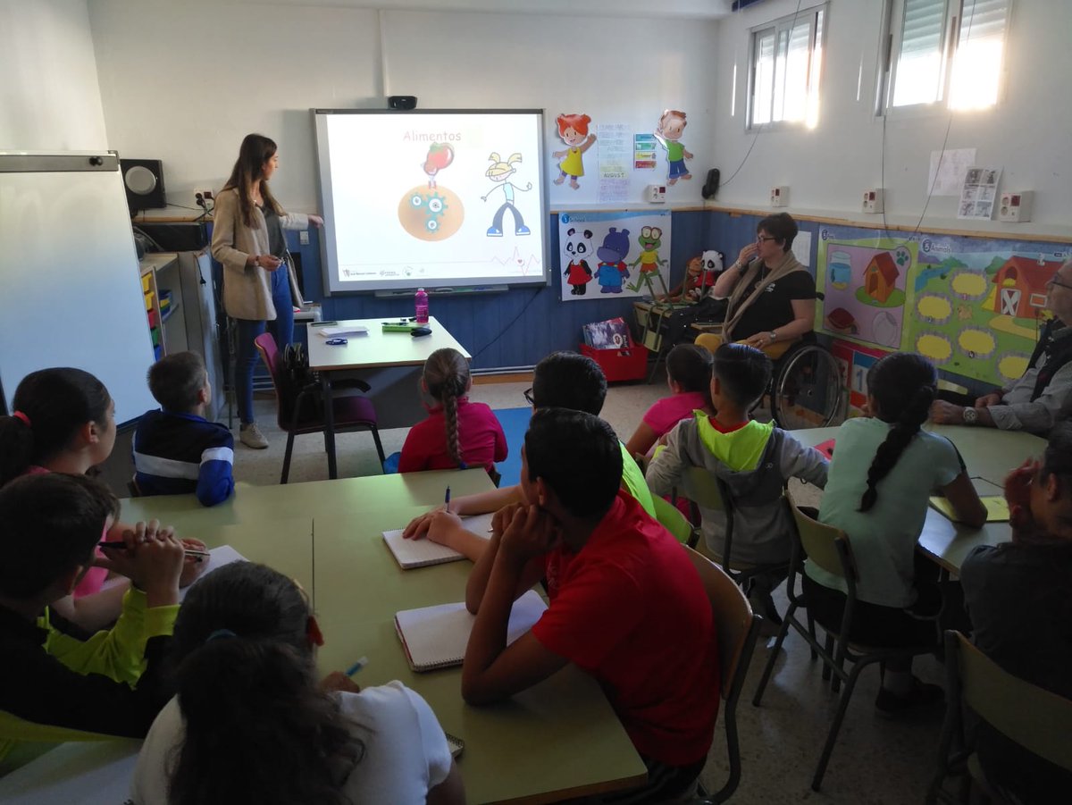FundacionJMC's tweet photo. Vuelve nuestro programa #ComeBienViveMejor, que lleva a las aulas extremeñas nociones sobre nutrición y hábitos de vida saludable. En esta ocasión al CRA Lacipea de Villar de Rena. Gracias a la colaboración de @FJyD, @Junta_Agricultu, @5aldiaspain y @TanyNatureSA. https://t.co/dJAQUZAhIy