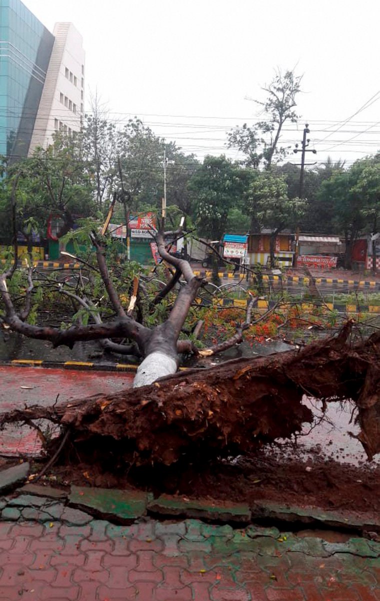 sakshinews's tweet image. ఫొని తుపాను బీభత్సం : 6 గురు మృతి : sakshi.com/news/national/… #Cyclonefaniupdate #Odisha