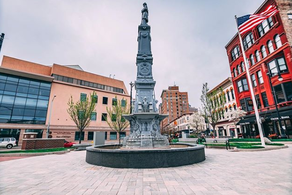 ExperienceGR's tweet photo. Even on the gloomiest of days, Grand Rapids is colorful 💙 💚 ❤️ 

📷: blfarmer89 https://t.co/Ji5u2LePvB