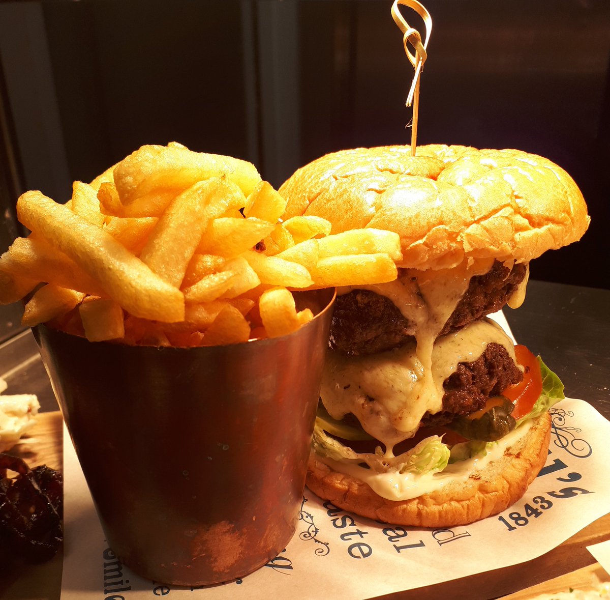 LansdowneStrand's tweet photo. New lounge menu out now ready for the #BankHolidayWeekend featuring pub classics, tasty burgers and delicious salads!  @MarlboroughLive @ArkellsBrewery @cotswoldlife @theGreatWestWay @ChippenhamNow @CalneWiltshire @LadiesWTravel @VisitWiltshire @Helen_LYF https://t.co/3iMm2tJd0L
