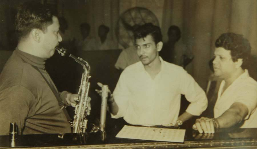 SJFansAssnCal's tweet photo. Revised
Sitar  #RaisKhan
Saxophone  #ManohariSingh
Trumpet  #JohnPereira
Piano  #LucillaPacheco
Drums  #LeslieGodinho
Bass  #EddieTravass
Electric Guitar  #DilipNaik
Electric Guitar  #AnibalCastro
Flute  #Suman
Tabla  #Ramakant
Assistant  #Dattaram
Arrangement  #SebastianDSouza https://t.co/CQS8aCeRhX