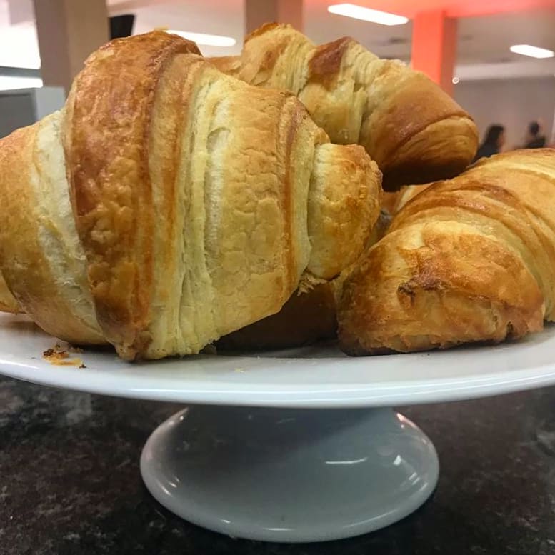Ahora puedes desayunar suaves y calentitos croissants. Cada mañana salen recién horneados. ❤️🥐☕

#EnamorandoPaladares