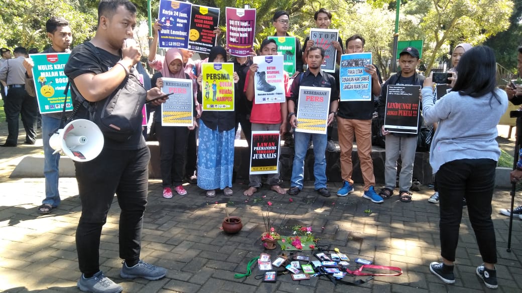 AJIIndonesia's tweet image. Melalui memontem World Press Freedom day ini, AJI menyatakan:

3. Mendesak pemilik media tidak memanfaatkan ruang redaksi untuk kepentingan politik praktis. 

#WPFD2019 #DefendJournalism 

bit.ly/WPFD2019_AJI