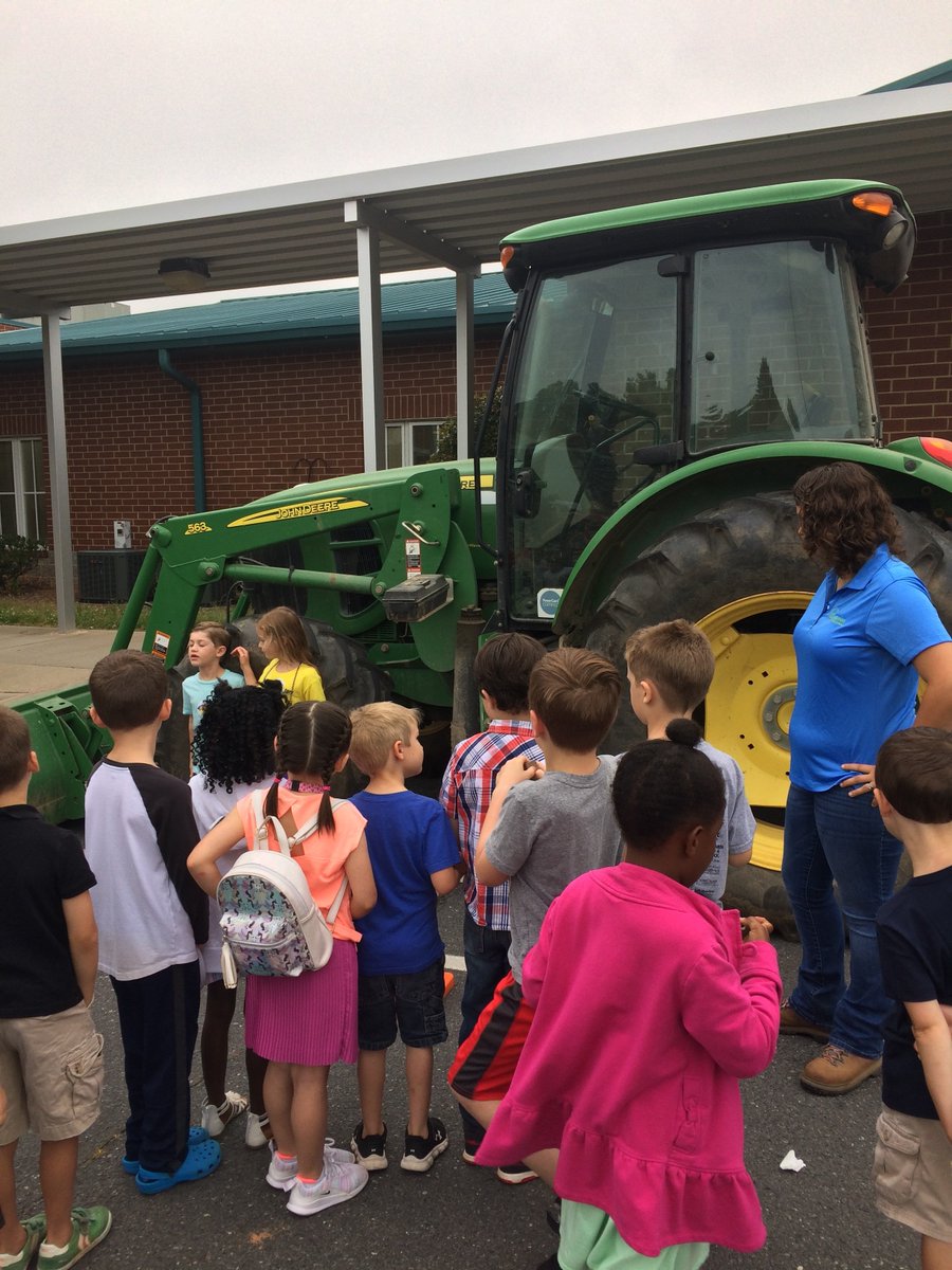 cauthen_amanda's tweet photo. Career Day at OPES!  Thank you to @BalsaviasAmy  &amp; @OPES_Counselor for planning such a great experience for all our students!  #OPESeaglepride #OPES_STEAM https://t.co/vzg0nbtJWK