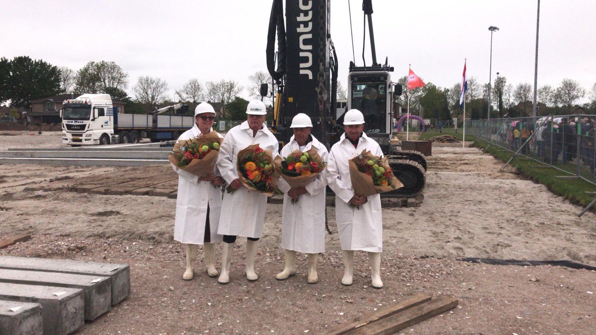StoutVHG's tweet photo. Feestelijke start met het slaan van de eerste palen voor de #multifunctionele #sportaccommodatie in de gemeente Molenlanden! De bouw kan beginnen! #activiteitenzone @Molenlanden_Gem @vvpeursum https://t.co/QvorkDbxjS