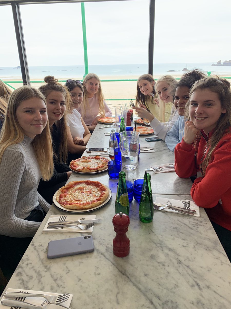 Ks4Jcg's tweet photo. Enjoying a pizza to celebrate the last day before study leave! #Year11 #GCSE #HowieRoll https://t.co/82zZQTJYZd