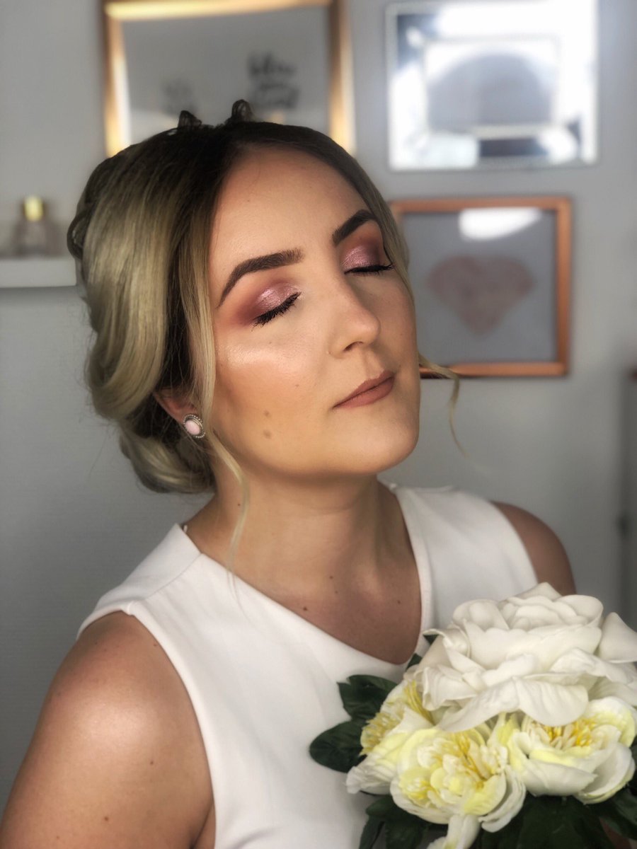 Victoriamleblog's tweet photo. Je suis tellement contente du résultat de mon petit makeup inspiration mariage #makeup #weedingmakeup https://t.co/7uBRh0jCju