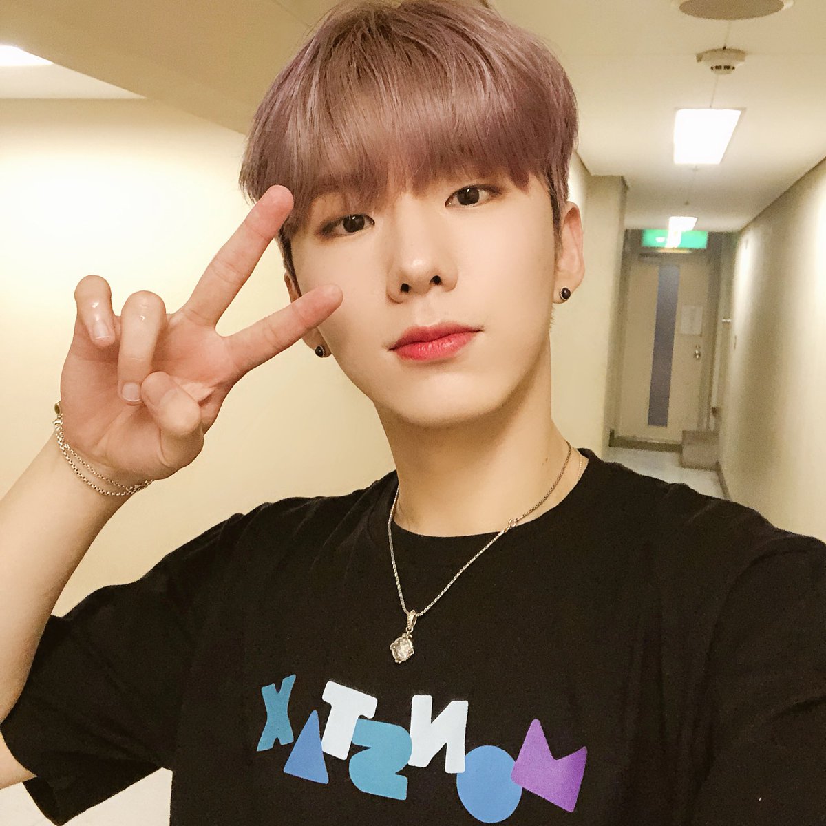 OfficialMONSTAX's tweet photo. [#기현] 오늘은 카메라가 내 얼굴을 좀 담아 내는군 잘했어 카메라 https://t.co/a3yej5yn3Y